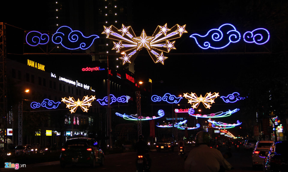 Cận cảnh đường đèn có cổng chào ở Cần Thơ xôn xao Facebook